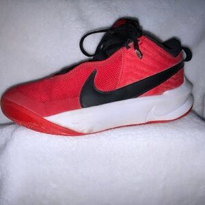 NIKE Team Hustle D10 Mid-Top Basketball Shoe in University Red, Black & White 5Y